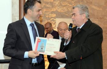 Il presidente UTEN, Cesareo Putignano,  premia il prof. Intini