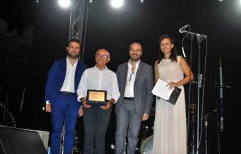 Mimino Toro premiato dall'assessore Vittorio Lippolis