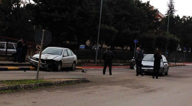 Incidente in via Luigi Gallo: illese le due donne coinvolte