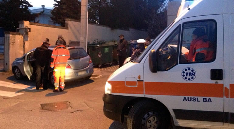 L’Opel Corsa finisce contro il muro della Paravento