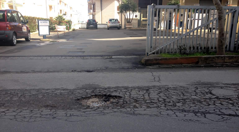 Pioggia battente e neve hanno lasciato il segno sulle strade del paese