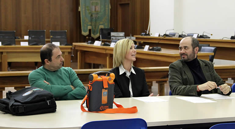 7 postazioni per defibrillatori nelle principali vie del paese