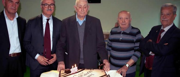 Immagine 3: Festeggiato l’ospite più anziano della Casa di riposo Sgobba - Nonno Peppino con il senatore Liuzzi e i componenti della Commissione