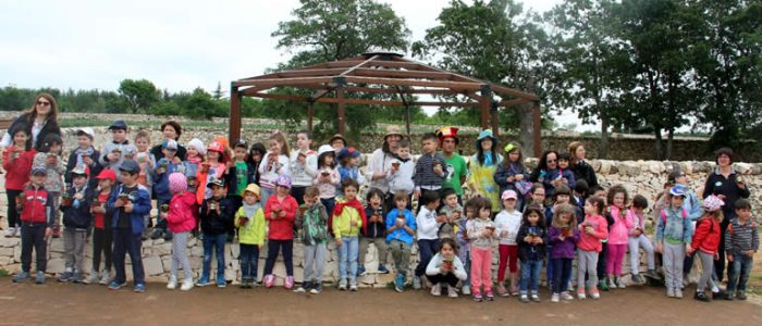 Immagine 2: Gli alunni della Scuola Tinelli a lezione in masseria didattica