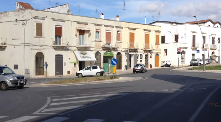 Investita al rondò se la cava con una slogatura ad un piede