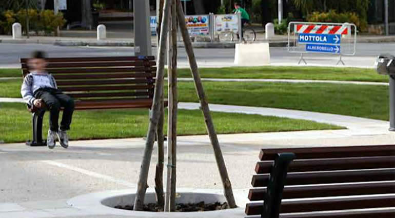 Bambina di 9 anni investita da una bici in piazza Moro