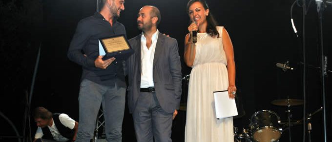 Immagine 2: Bobby Solo fa il pienone per la Serata dell'Emigrante - Gianni Goffredo premiato dal sindaco Nisi