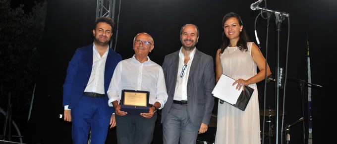 Immagine 3: Bobby Solo fa il pienone per la Serata dell'Emigrante - Mimino Toro premiato dall'assessore Vittorio Lippolis