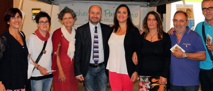Immagine 2: Alzheimer, dal 16 settembre uno sportello informativo negli uffici comunali - I volontari di Noci e Putignano con il sindaco Nisi