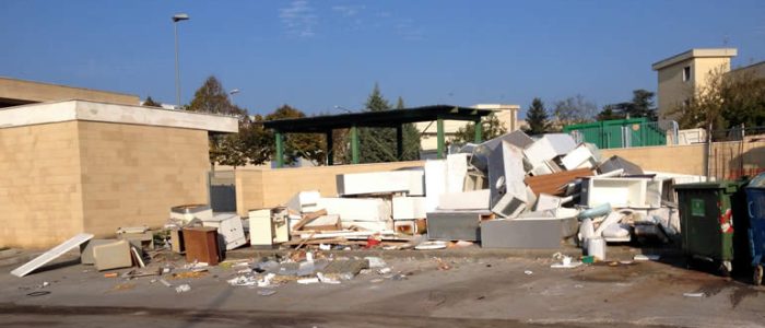 Immagine 2: Isola ecologia: al via i lavori di ampliamento. Intanto si abbandonano rifiuti ingombranti