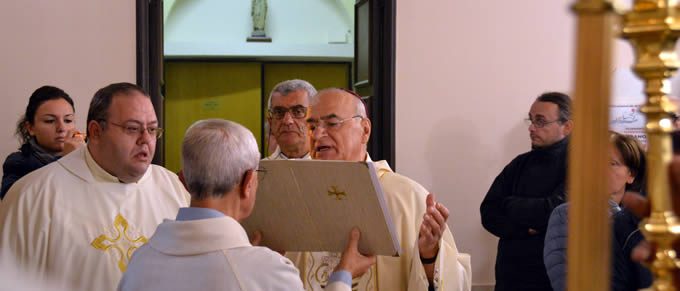 Immagine 2: Mons. Padovano benedice la nuova porta del SS.mo Nome di Gesù
