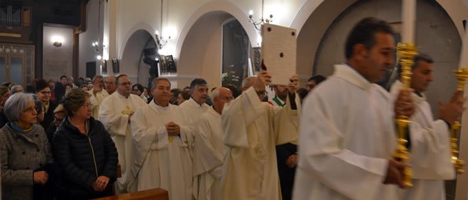 Immagine 3: Mons. Padovano benedice la nuova porta del SS.mo Nome di Gesù