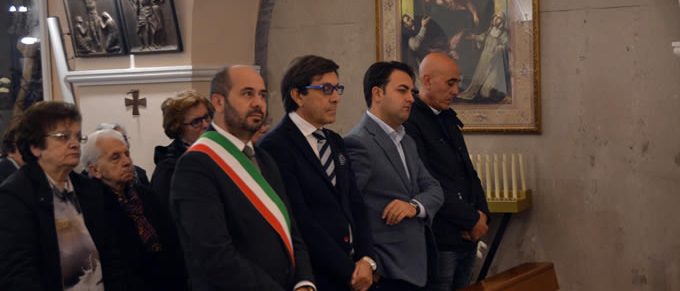 Immagine 5: Mons. Padovano benedice la nuova porta del SS.mo Nome di Gesù