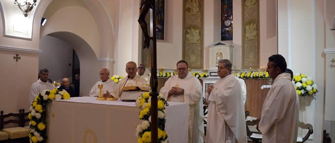 Immagine 4: Mons. Padovano benedice la nuova porta del SS.mo Nome di Gesù