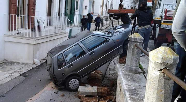 Auto sfonda il muretto di via Cavour