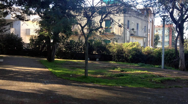 Rimosse le giostrine fatiscenti della Villa Comunale