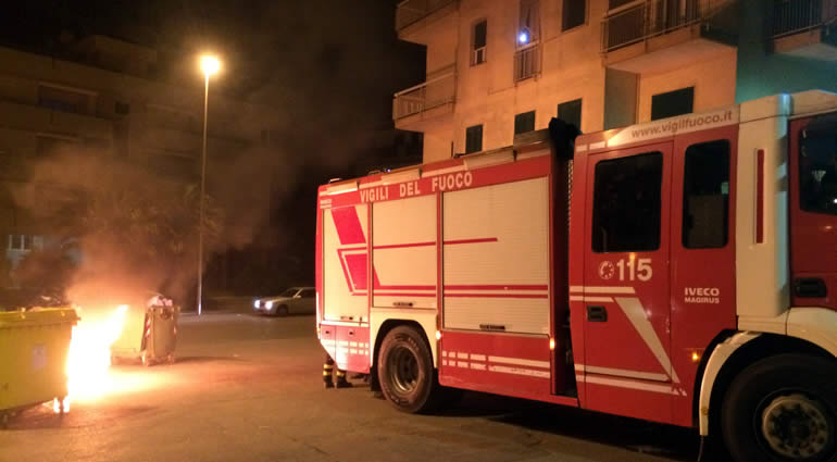 Cassonetti in fiamme