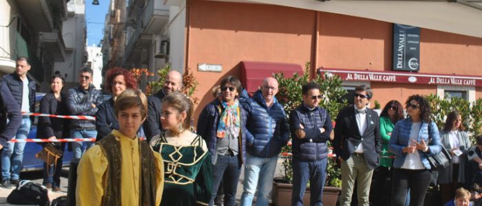 Immagine 2: Bacco incontra i bambini della scuola Cappuccini