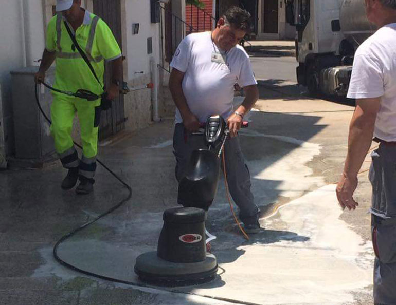 Lavaggio straordinario di strade e marciapiedi