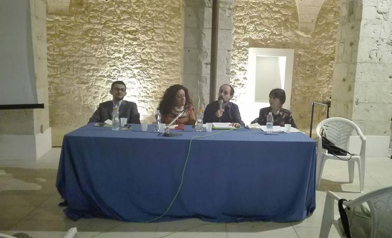 Tutte u munne è Paise, l’idea di un dialetto poliglotta