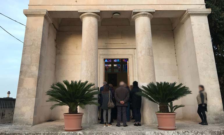 Commemorazione dei defunti. Ceri accesi sui balconi