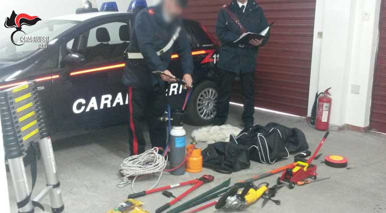 Ladri inseguiti abbandonano l’auto e fuggono a piedi