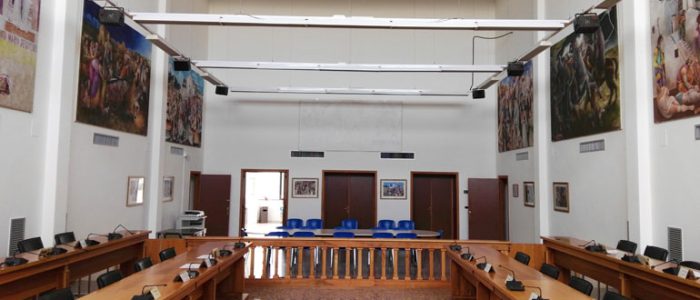 Immagine 2: Le opere di Mimmo Fiorelli nella sala consiliare