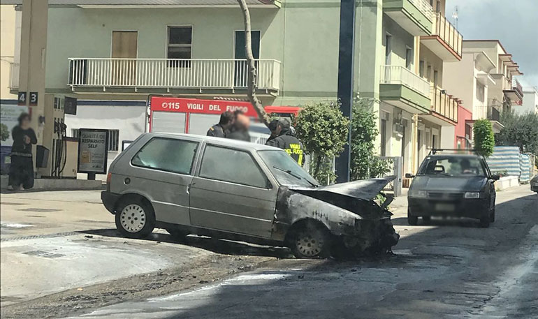 Auto in fiamme