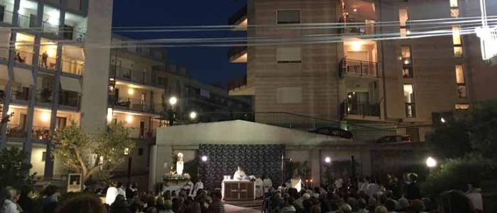 Immagine 2: Il Rosario nei quartieri: omaggio alla Madonna di Lourdes
