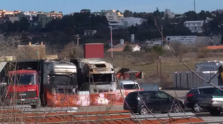 Corto circuito, due tir in fiamme