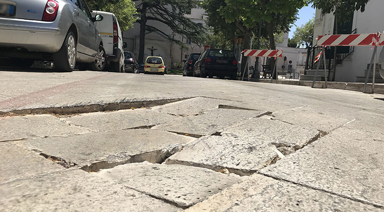 Strade e marciapiedi, urge un piano d’intervento