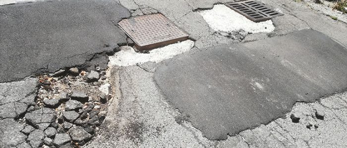 Immagine 2: Il tombino e le buche