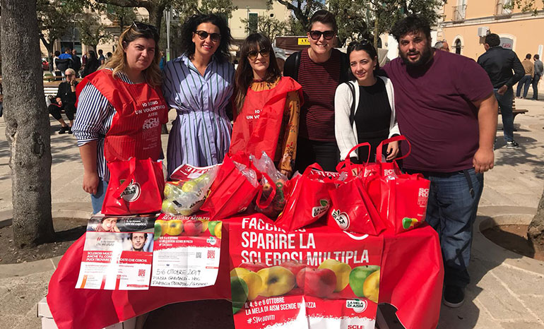 Mele AISM, a Noci venduti 90 sacchetti