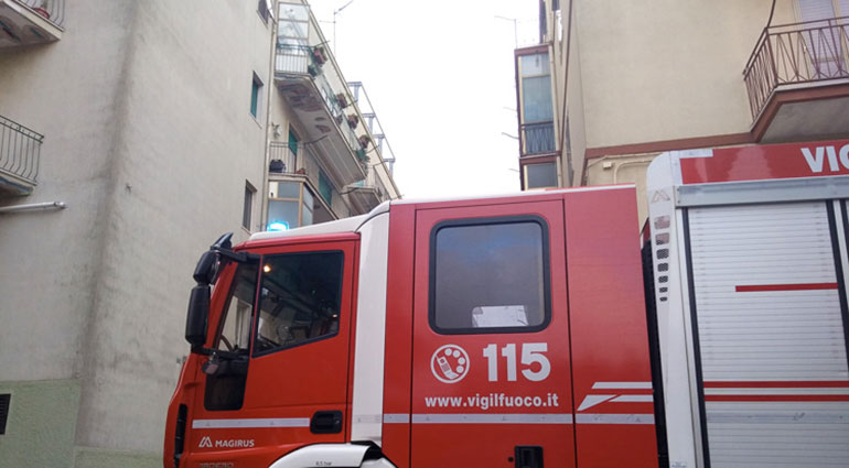 Casa pericolante, intervengono i Vigili del Fuoco