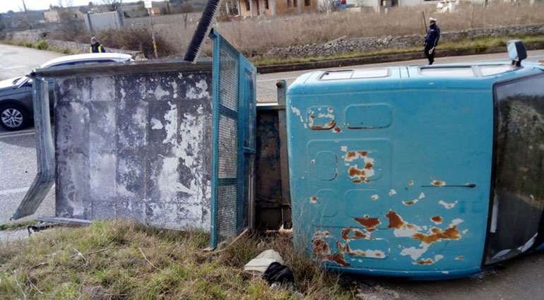 Tamponamento sulla circonvallazione, ribaltato camion