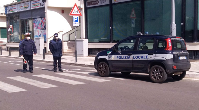 Restate a casa, sulle strade partono i controlli di vigilanza