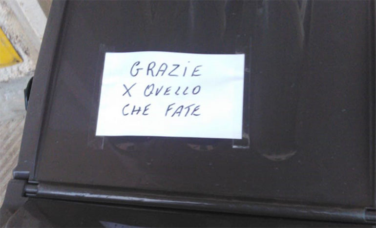 Noci, i cittadini ringraziano gli operatori ecologici con messaggi sui mastelli