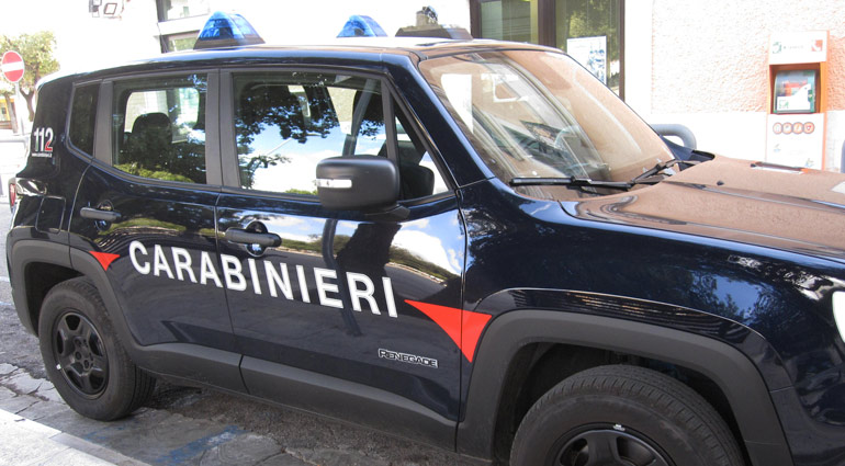 Carabinieri sventano furto d’auto, inseguimento in centro
