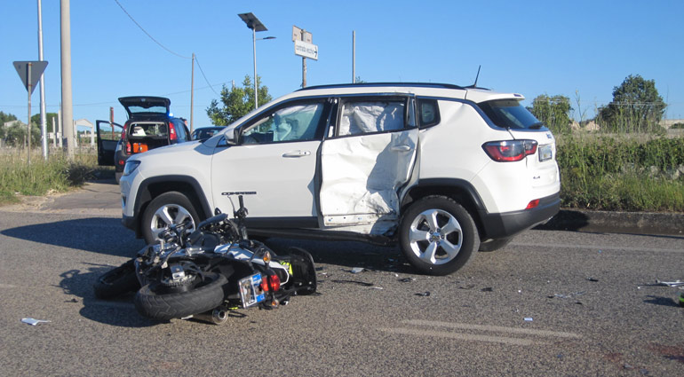 Incidente suv-moto, grave giovane putignanese