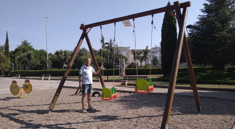 Nuova altalena al parco di via Caronti
