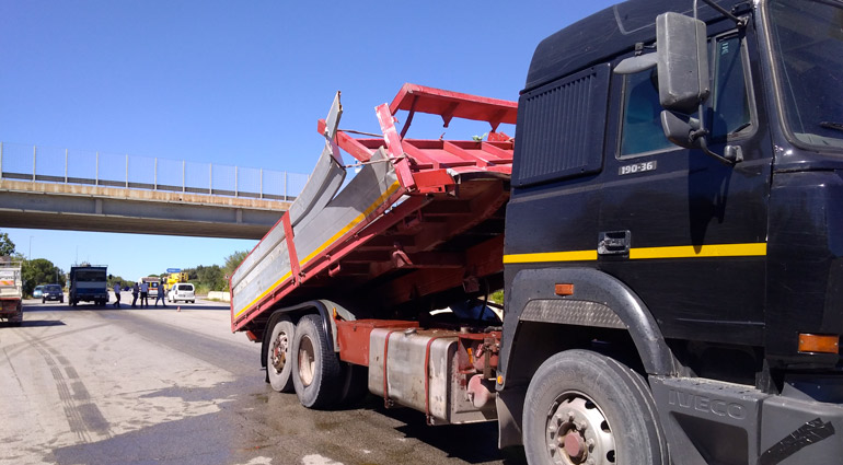 Camion contro il cavalcavia perde la cisterna. Attenzione al liquido sulla strada