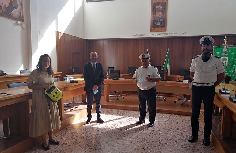 La Orizzonti Futuri Onlus dona un defibrillatore alla Polizia Municipale di Noci