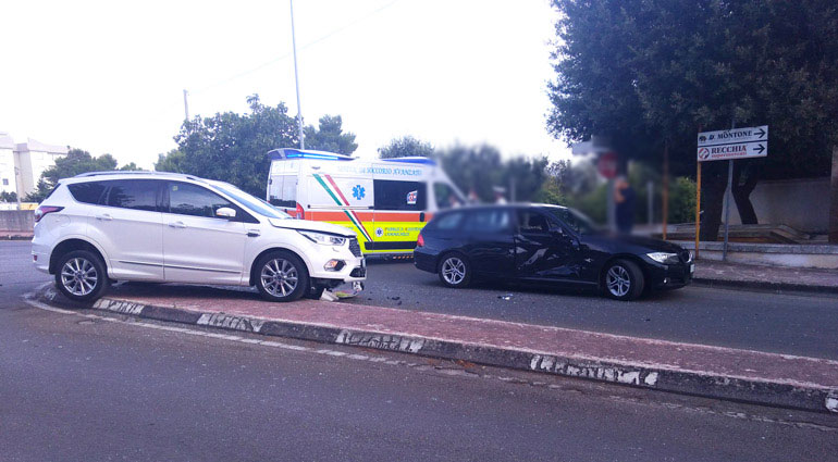 Incidente all’incrocio, in due finiscono all’ospedale