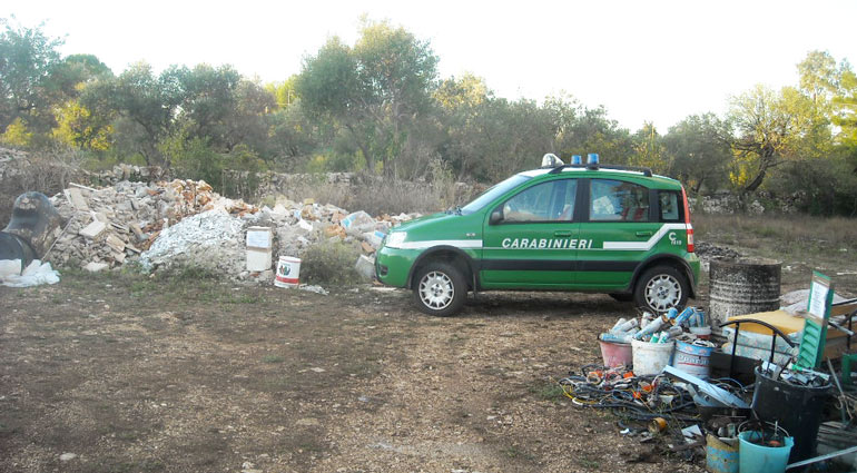 Scarti edili abbandonati in terreno agricolo, denunciato imprenditore