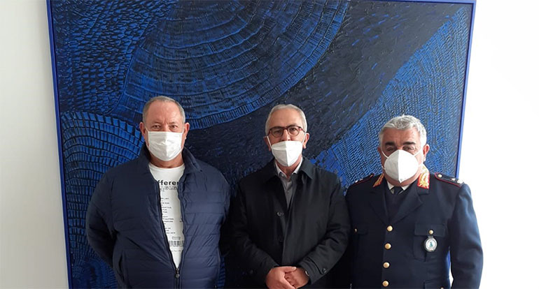 Carlo Vicenti dona una tela alla Polizia Municipale