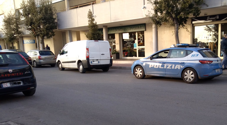 Aggredisce poliziotti, arrestato