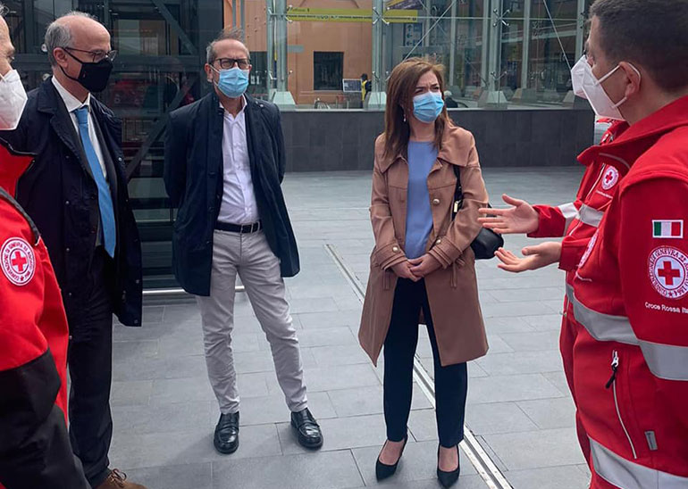 La consigliera Parchitelli visita la tenda per tamponi rapidi della Cri