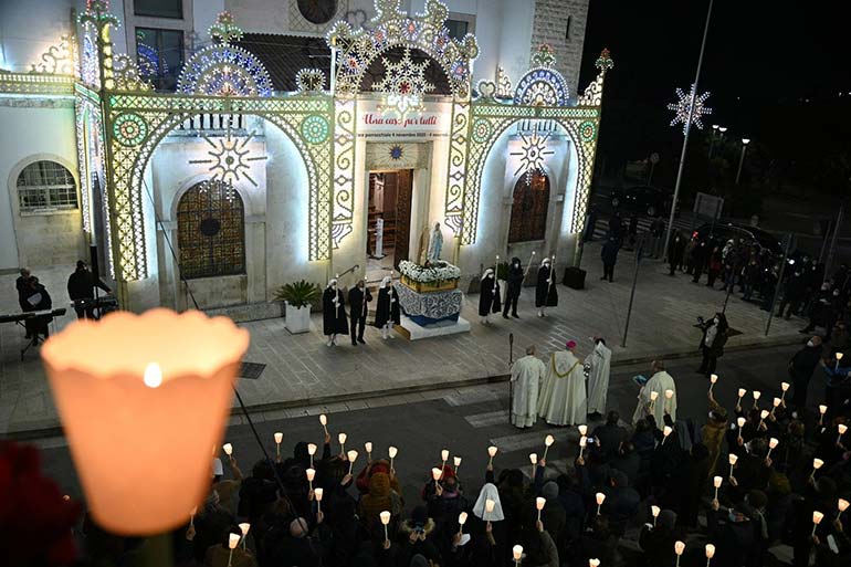 Fedeli in preghiera per la Madonna di Lourdes