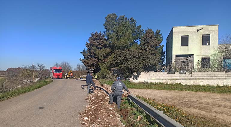 Interramento tubi ed estensione della rete idrica rurale