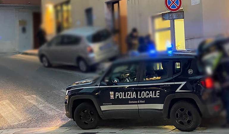 L’auto finisce sul marciapiedi